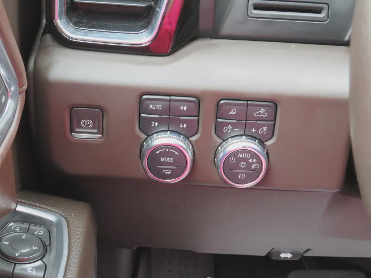 2023 GMC Sierra 1500 Denali | 4WD | Running Boards | Tonneau Cover | Trailer Hitch | Front Tow Hooks | Leather | Sunroof | Navigation | Photo