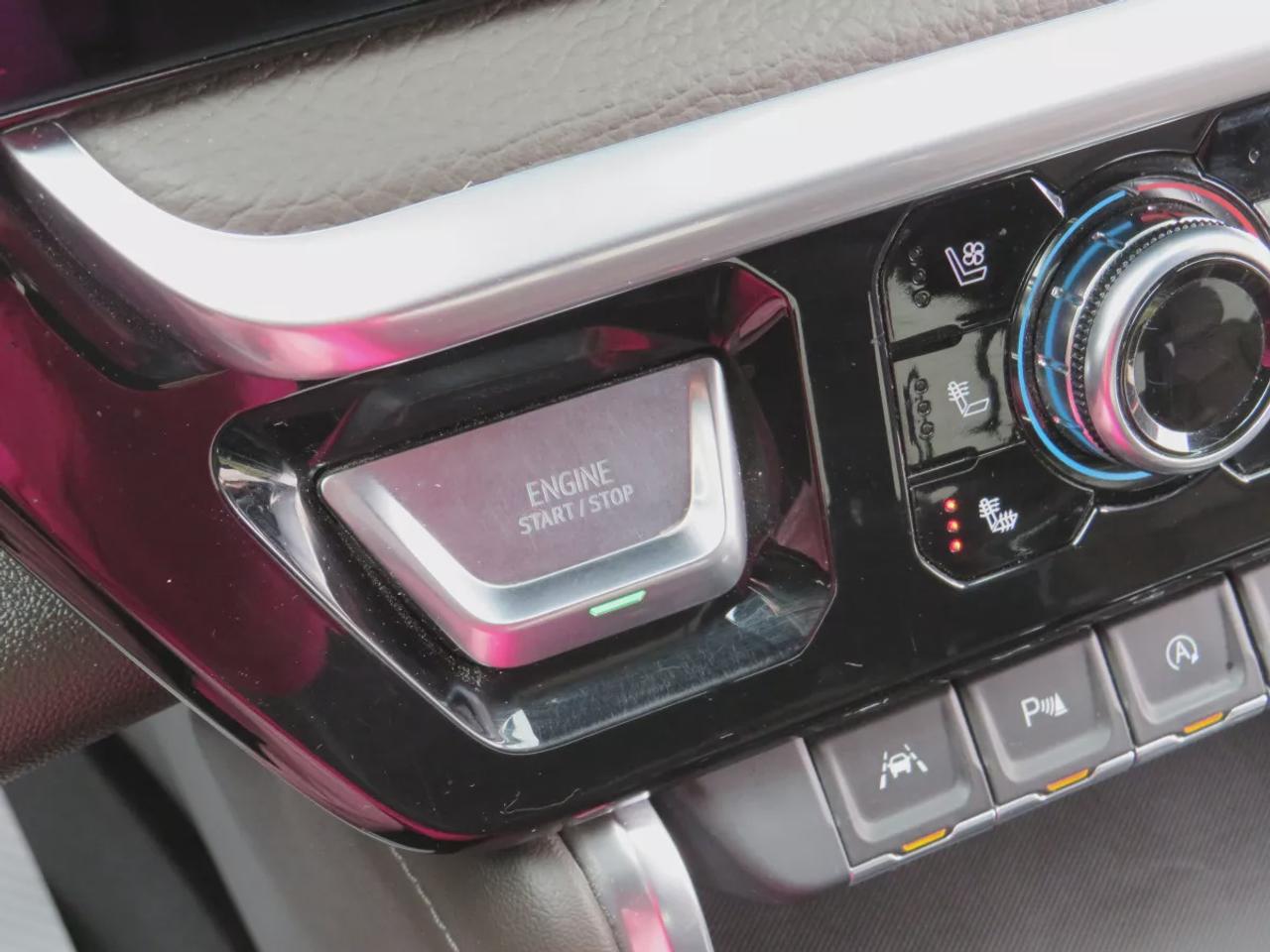 2023 GMC Sierra 1500 Denali | 4WD | Running Boards | Tonneau Cover | Trailer Hitch | Front Tow Hooks | Leather | Sunroof | Navigation | Photo