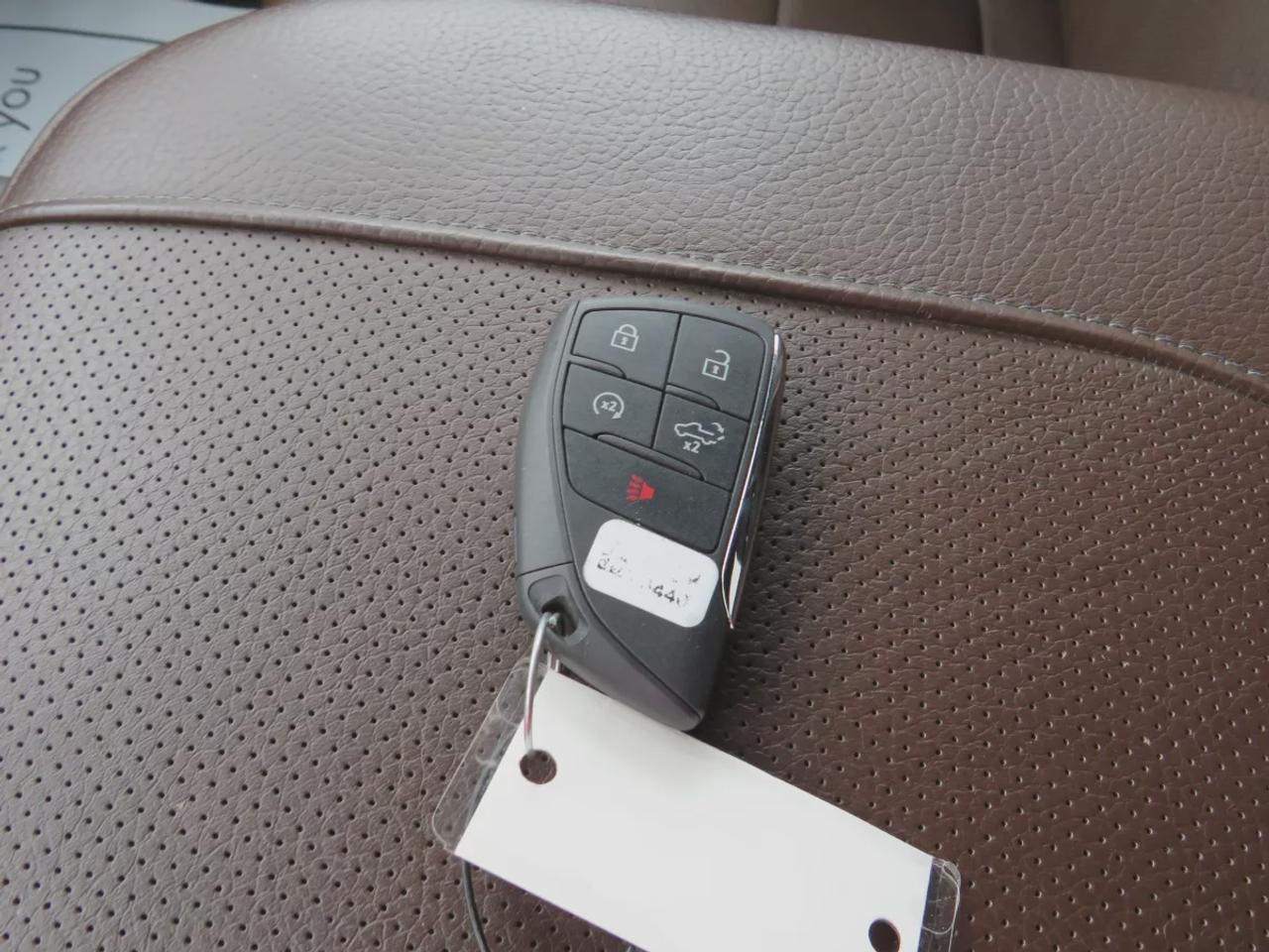 2023 GMC Sierra 1500 Denali | 4WD | Running Boards | Tonneau Cover | Trailer Hitch | Front Tow Hooks | Leather | Sunroof | Navigation | Photo