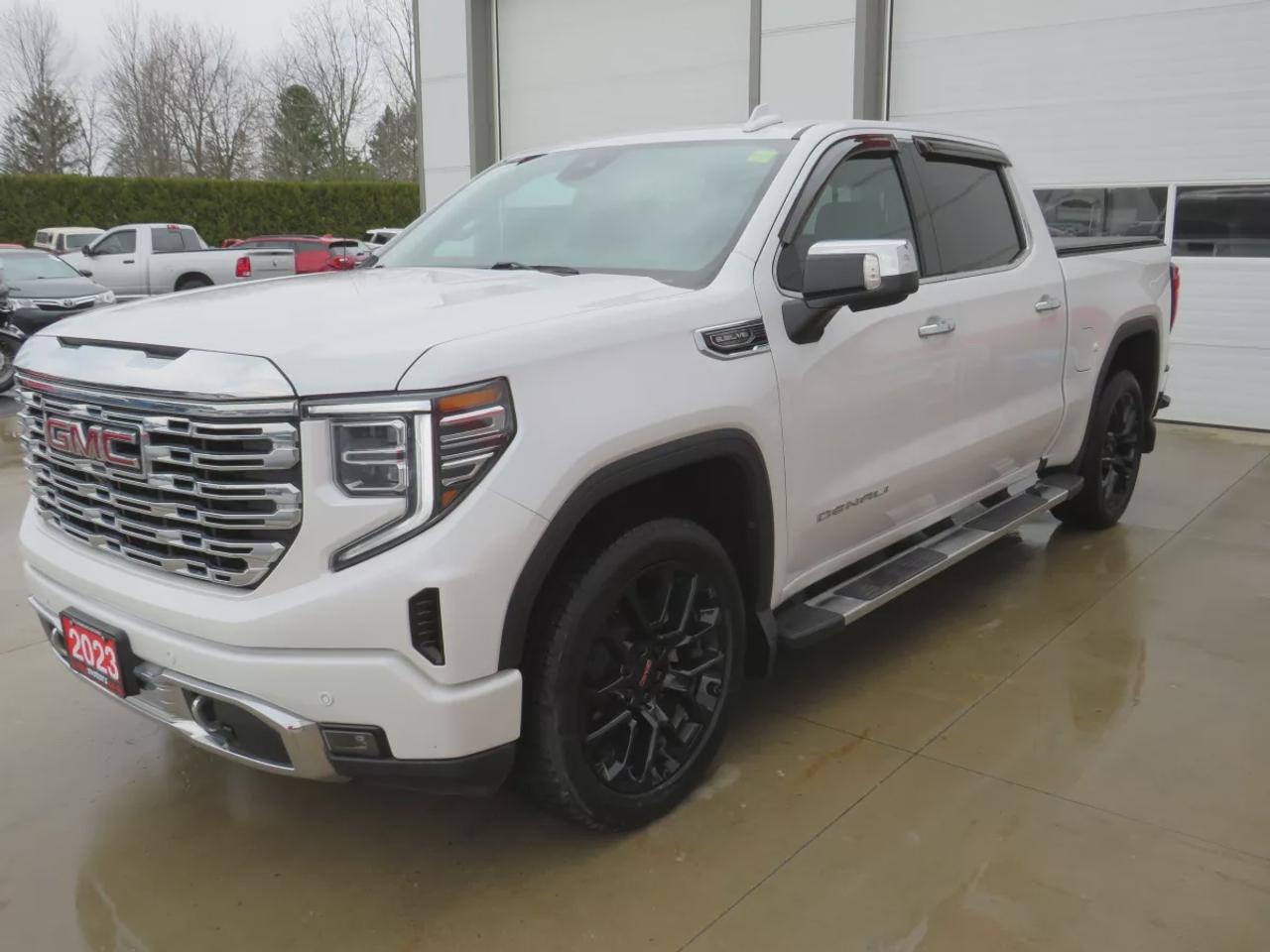 2023 GMC Sierra 1500 Denali | 4WD | Running Boards | Tonneau Cover | Trailer Hitch | Front Tow Hooks | Leather | Sunroof | Navigation | Photo