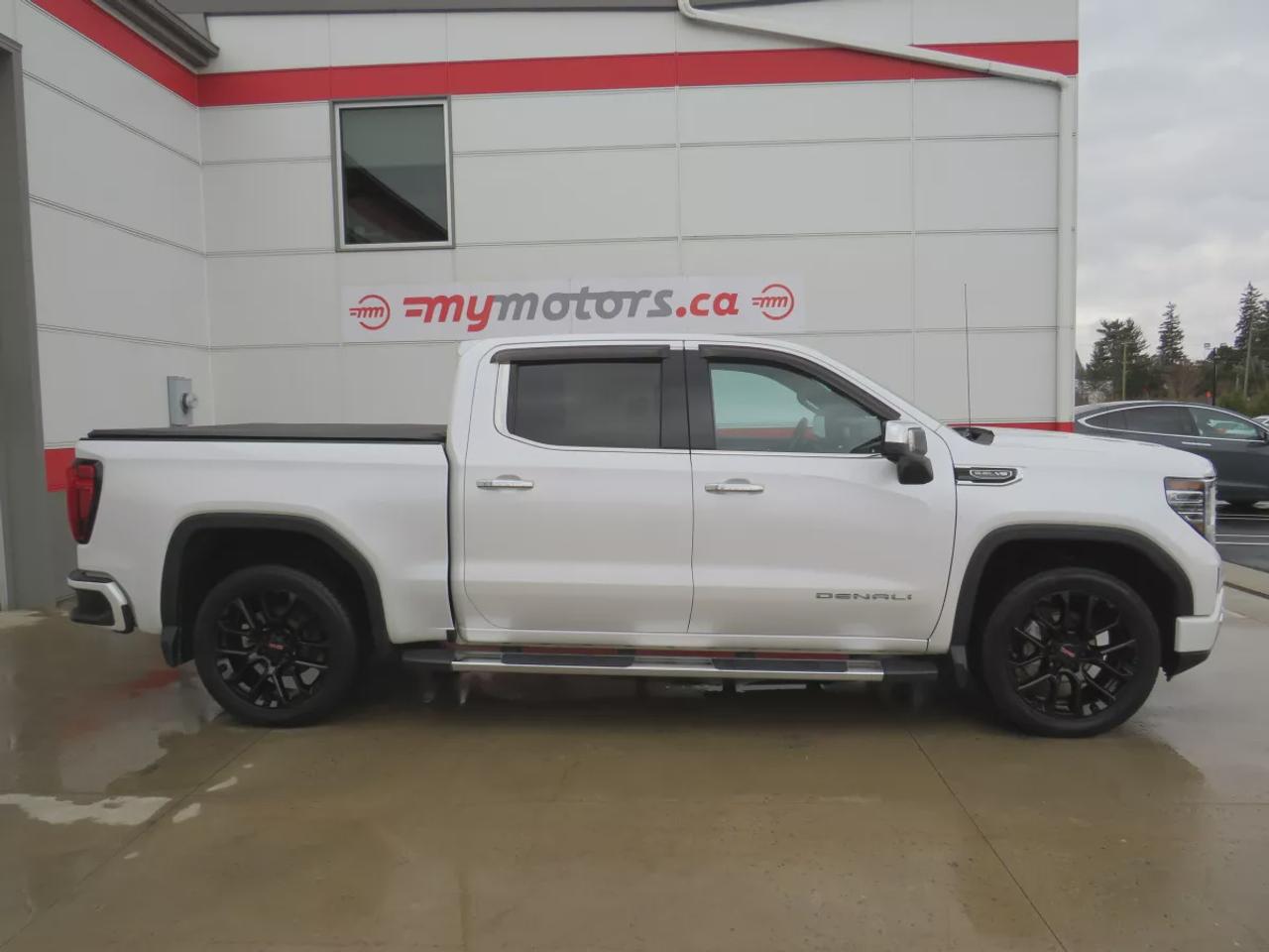 2023 GMC Sierra 1500 Denali | 4WD | Running Boards | Tonneau Cover | Trailer Hitch | Front Tow Hooks | Leather | Sunroof | Navigation | Photo