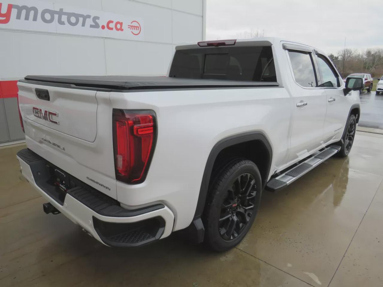 2023 GMC Sierra 1500 Denali | 4WD | Running Boards | Tonneau Cover | Trailer Hitch | Front Tow Hooks | Leather | Sunroof | Navigation | Photo