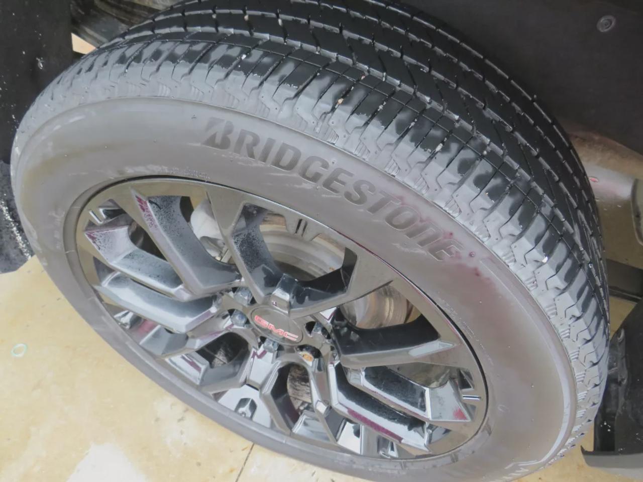 2023 GMC Sierra 1500 Denali | 4WD | Running Boards | Tonneau Cover | Trailer Hitch | Front Tow Hooks | Leather | Sunroof | Navigation | Photo