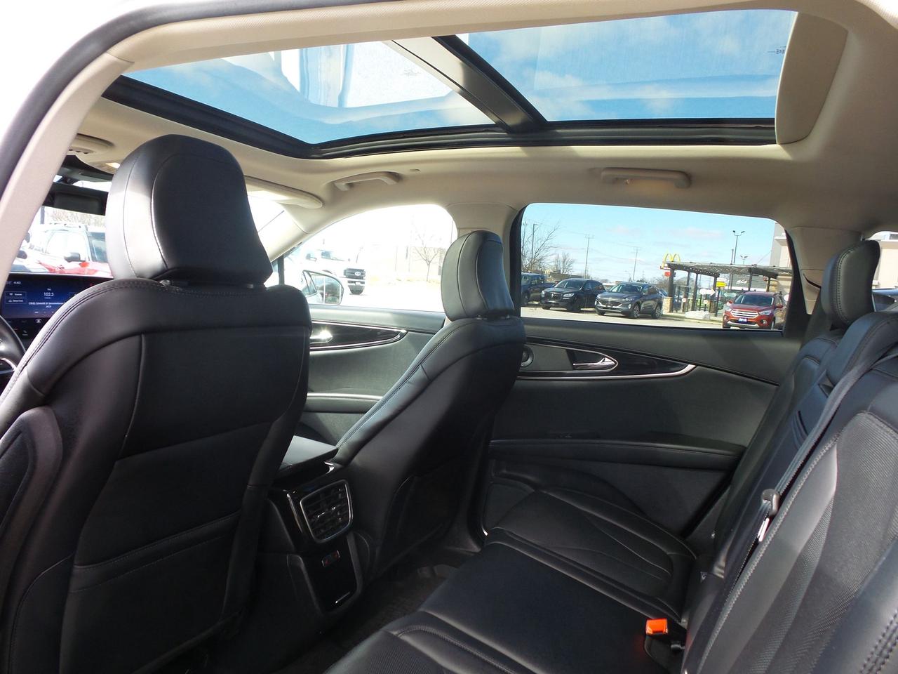 2022 Lincoln Nautilus LOCAL TRADE, 2.7L ENGINE, LEATHER, SUNROOF, NAV! Photo