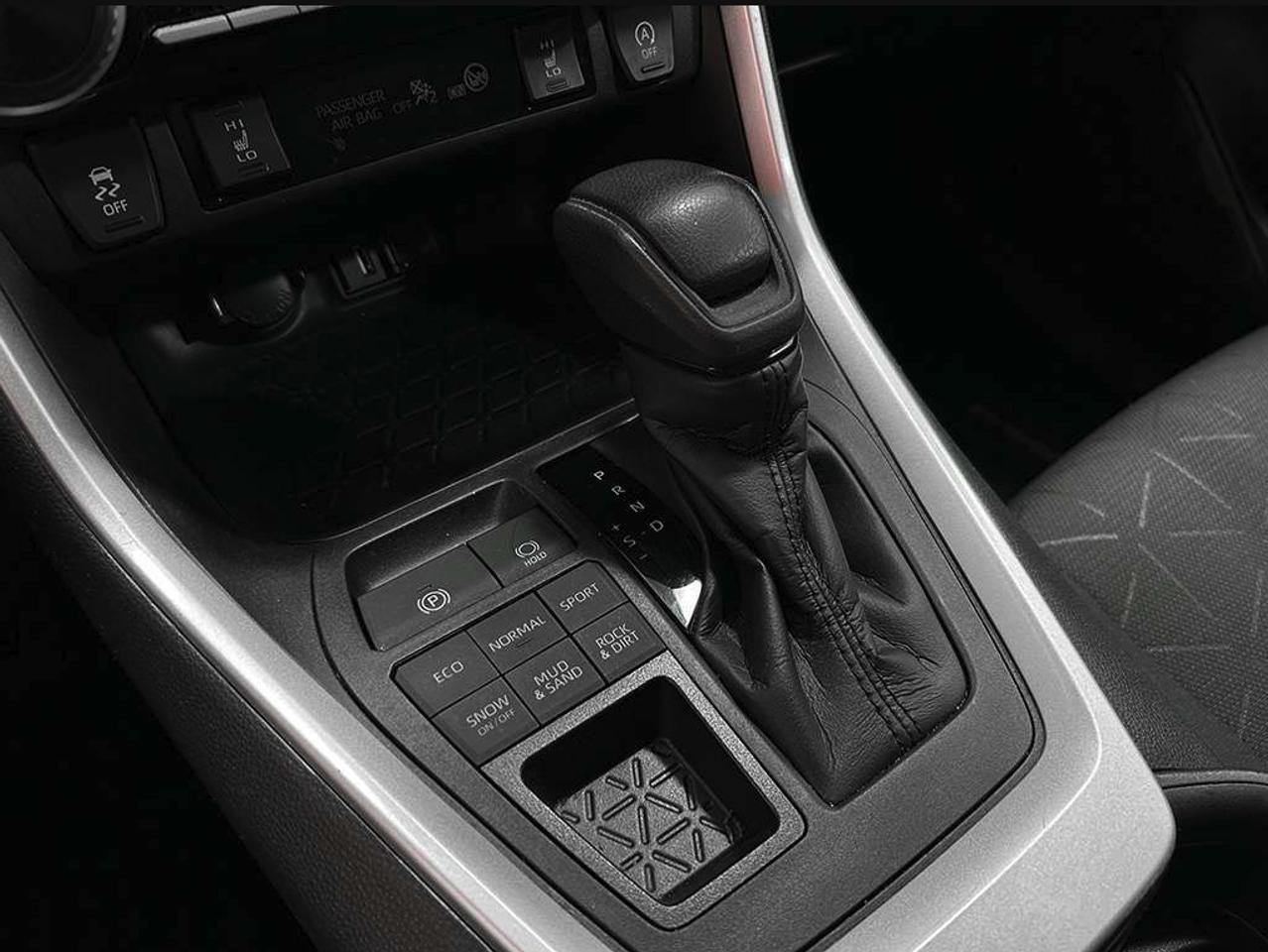 2021 Toyota RAV4 LE | AWD | CarPlay | Reverse Cam | Tinted Glass ++ Photo6