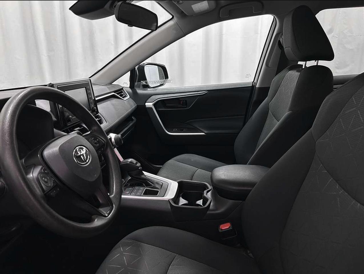 2021 Toyota RAV4 LE | AWD | CarPlay | Reverse Cam | Tinted Glass ++ Photo