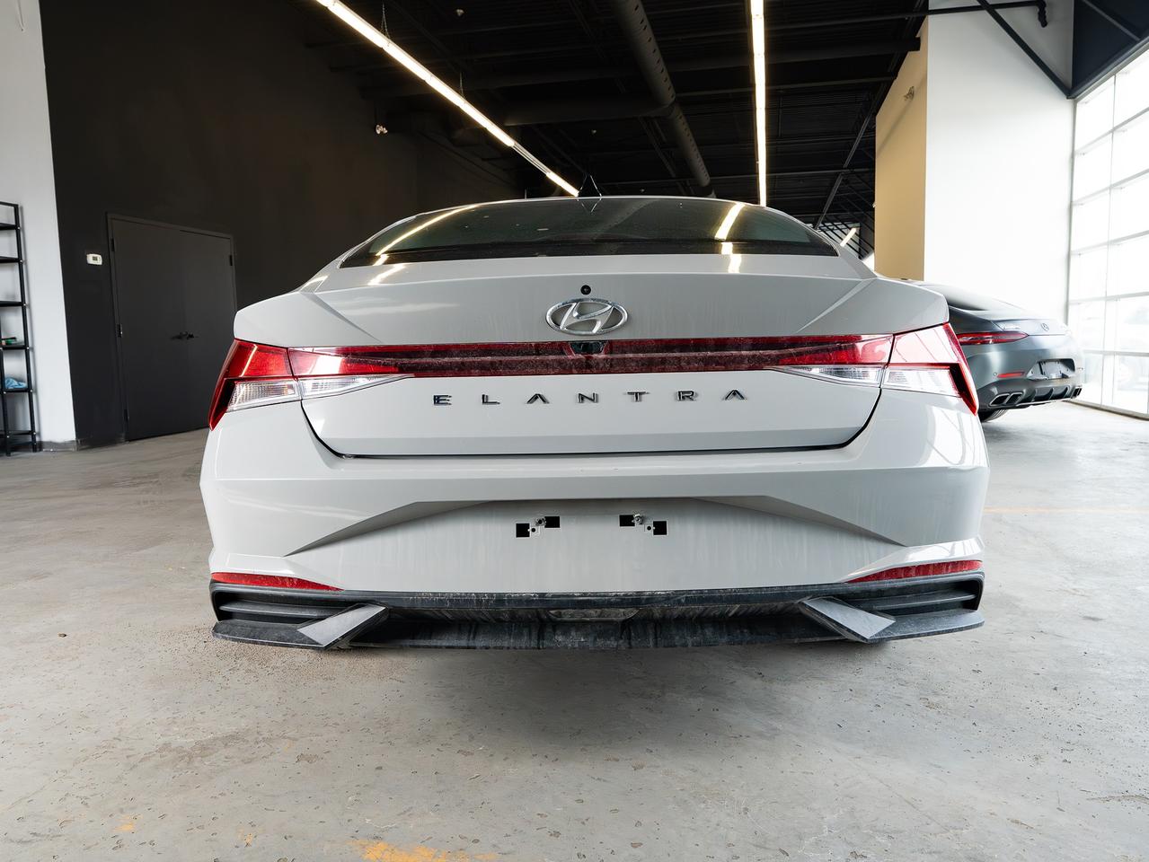 2023 Hyundai Elantra Preferred| CLEAN CAR| CLEAN TITLE| Photo2