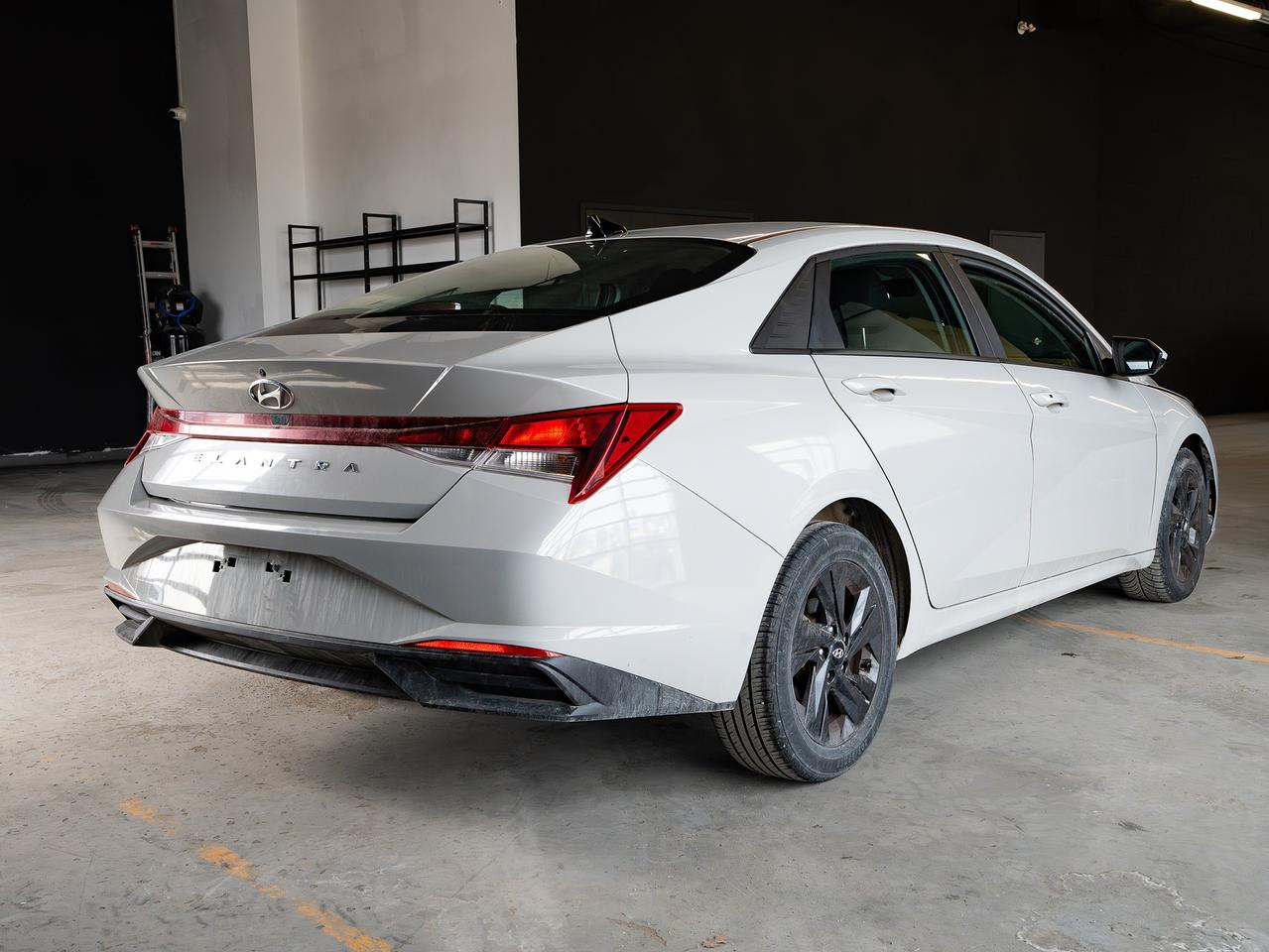 2023 Hyundai Elantra Preferred| CLEAN CAR| CLEAN TITLE| Photo4