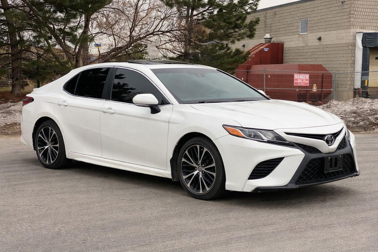 2018 Toyota Camry SE Upgrade | SUNROOF | LEATHER Photo2