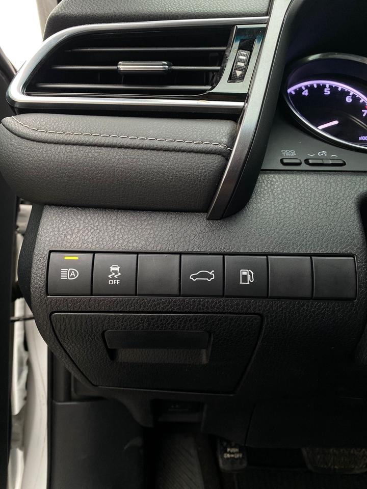 2018 Toyota Camry SE Upgrade | SUNROOF | LEATHER Photo