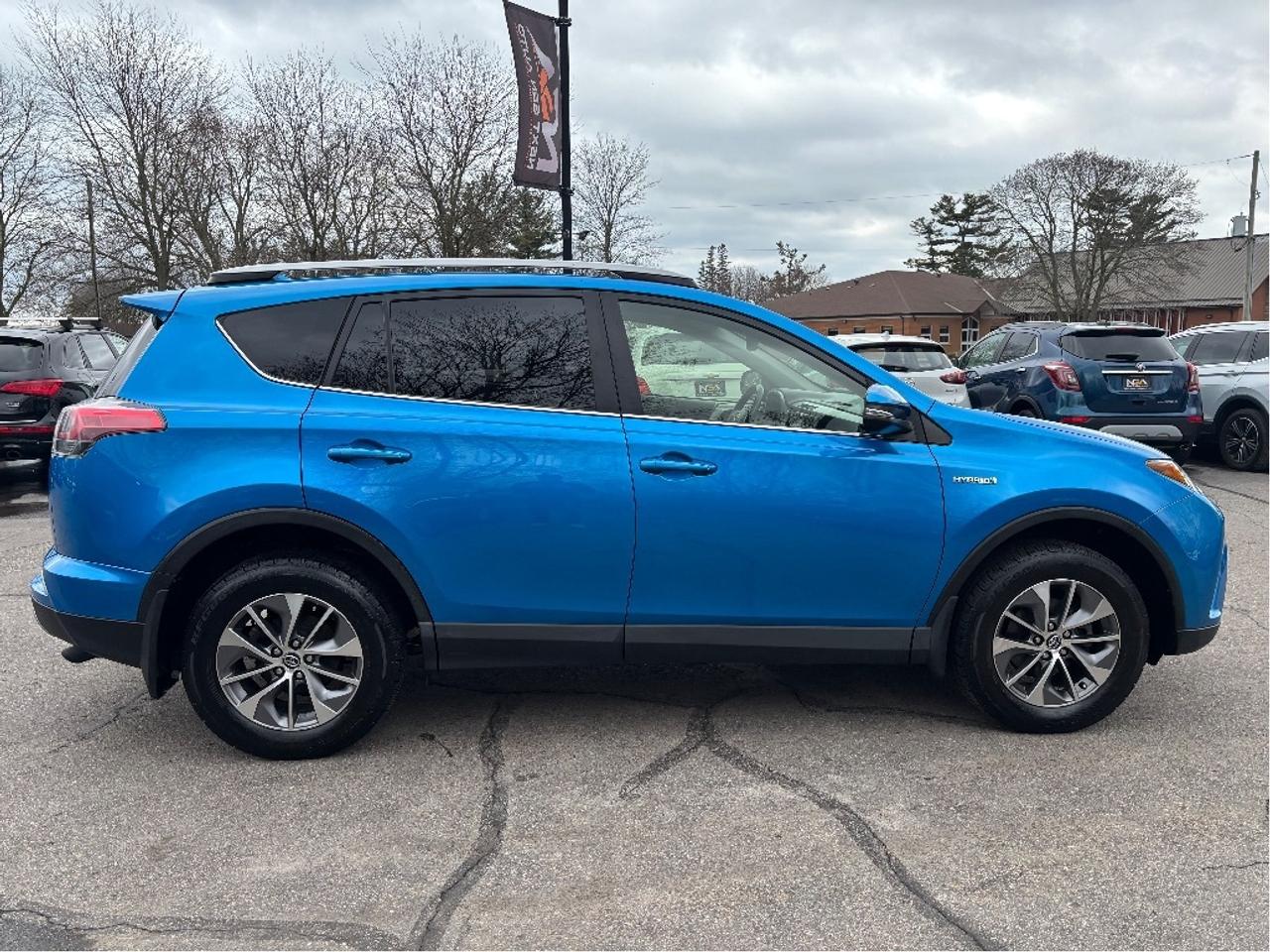 2017 Toyota RAV4 Hybrid XLE AWD POWER SEAT ROOF CLEAN CARFAX Photo