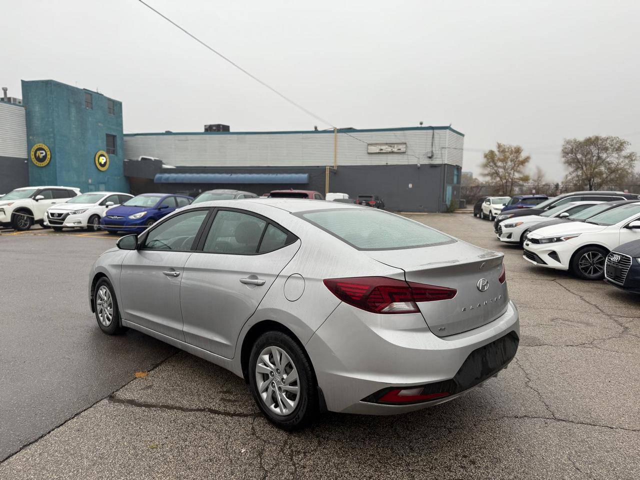 2020 Hyundai Elantra Essential Photo2