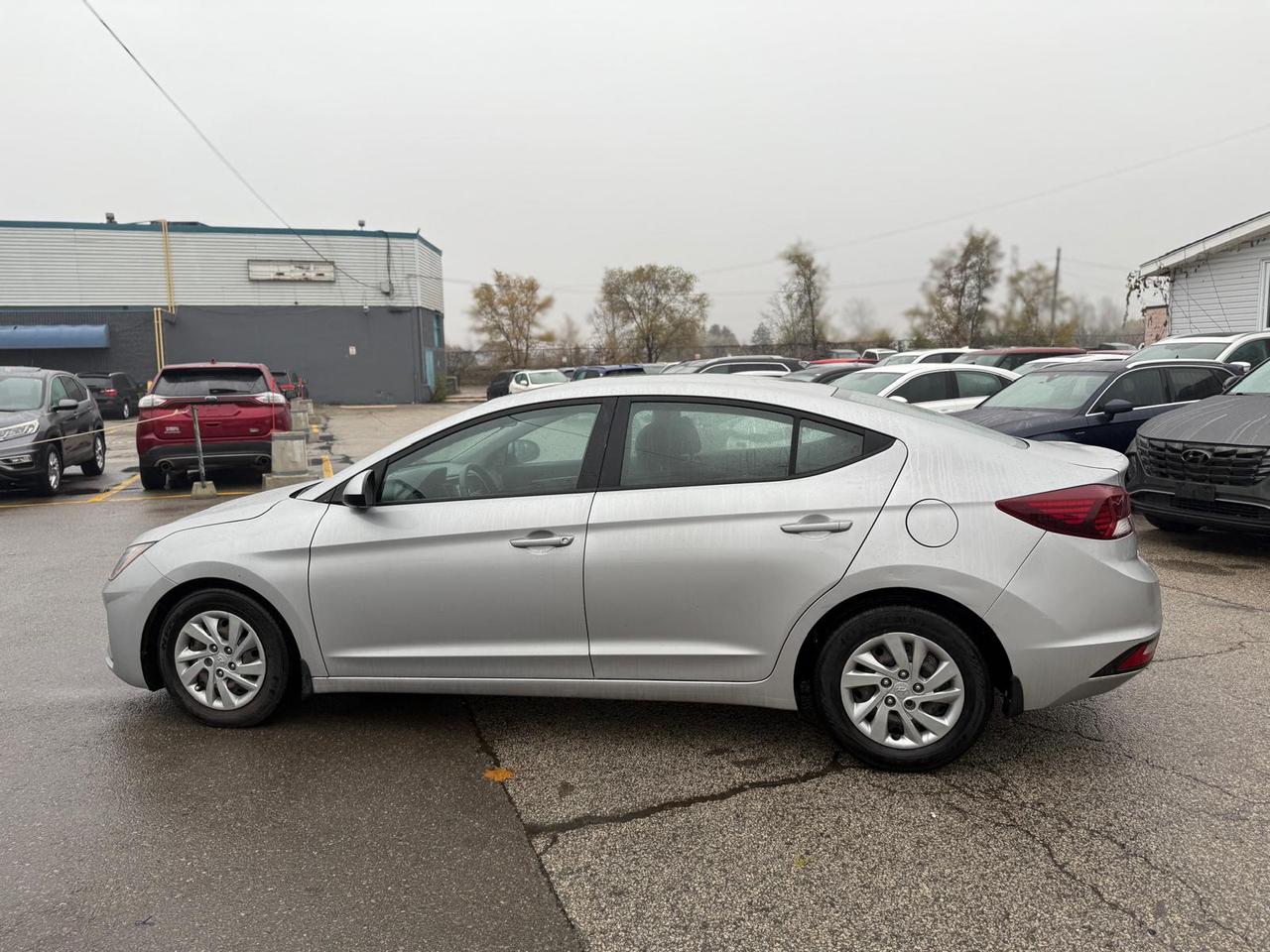 2020 Hyundai Elantra Essential Photo3