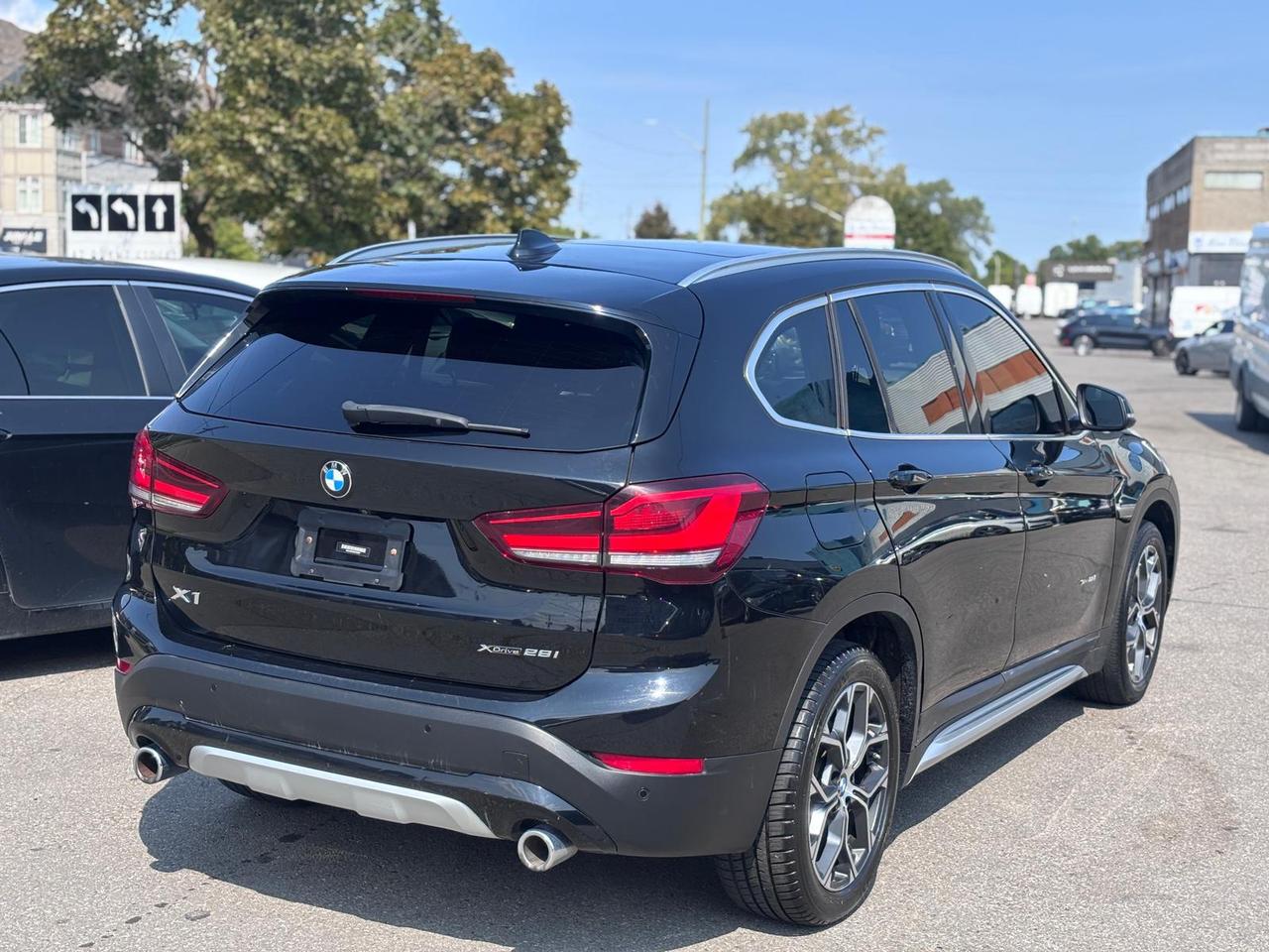 2021 BMW X1 xDrive28i Photo3