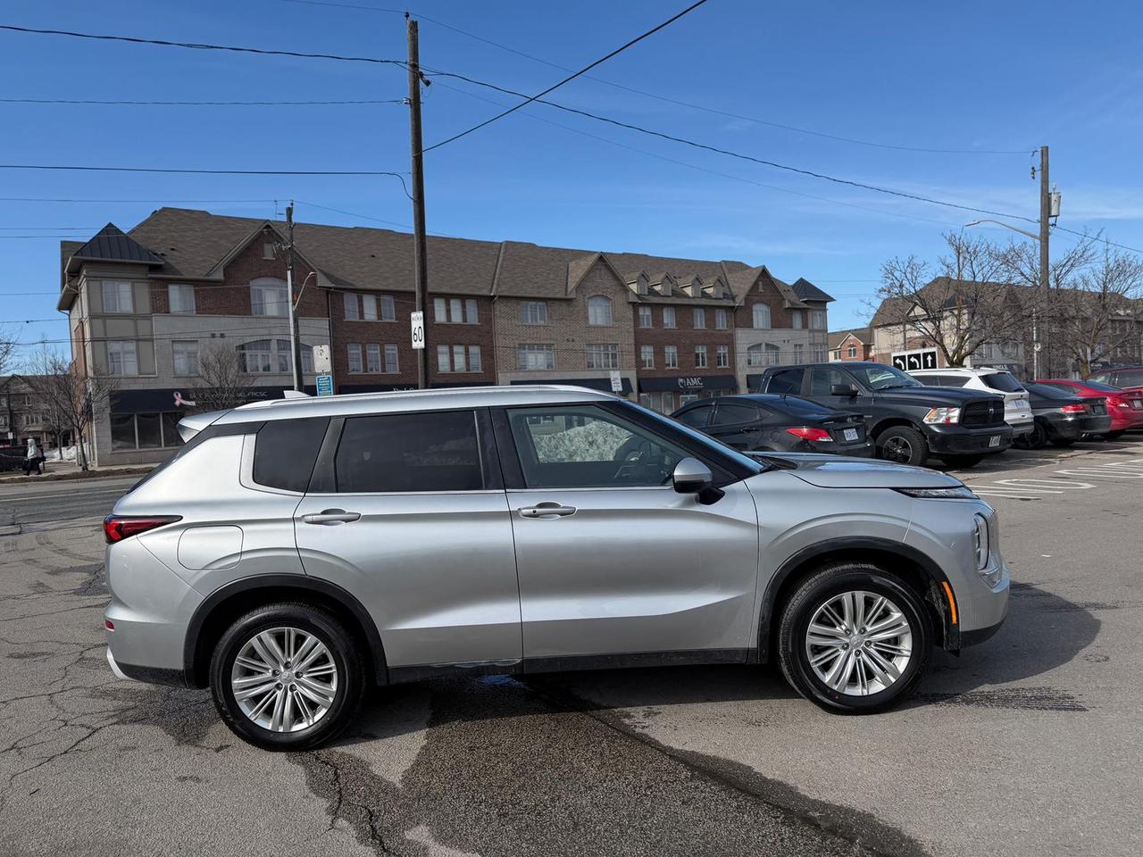 2025 Mitsubishi Outlander SE Photo2