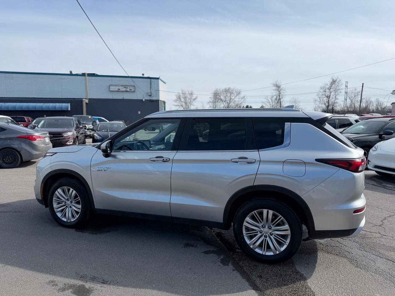 2025 Mitsubishi Outlander SE Photo