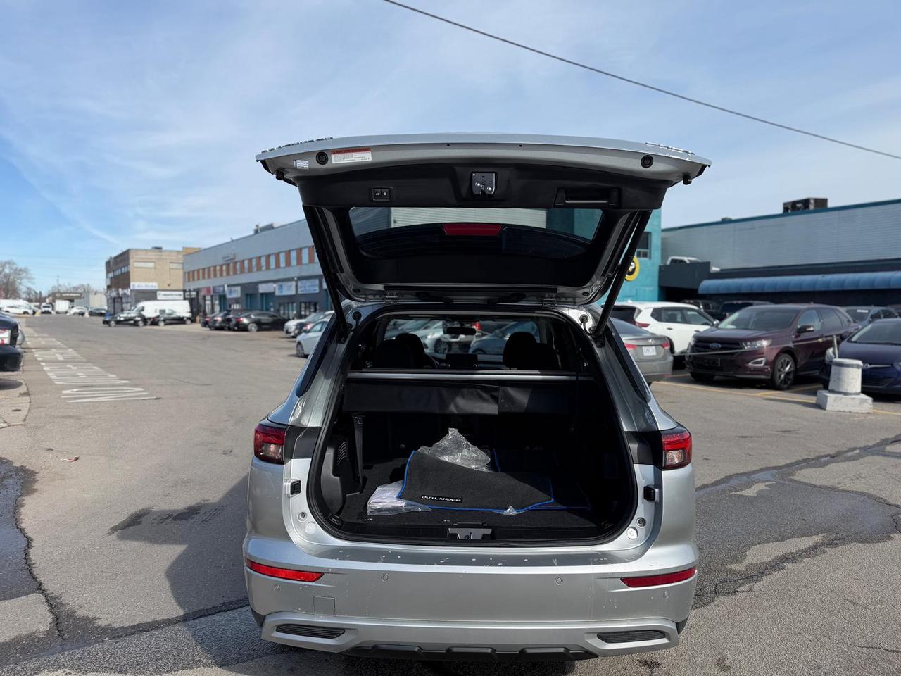 2025 Mitsubishi Outlander SE Photo