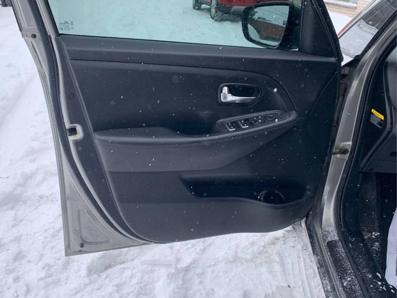 2014 Kia Rondo FX Photo