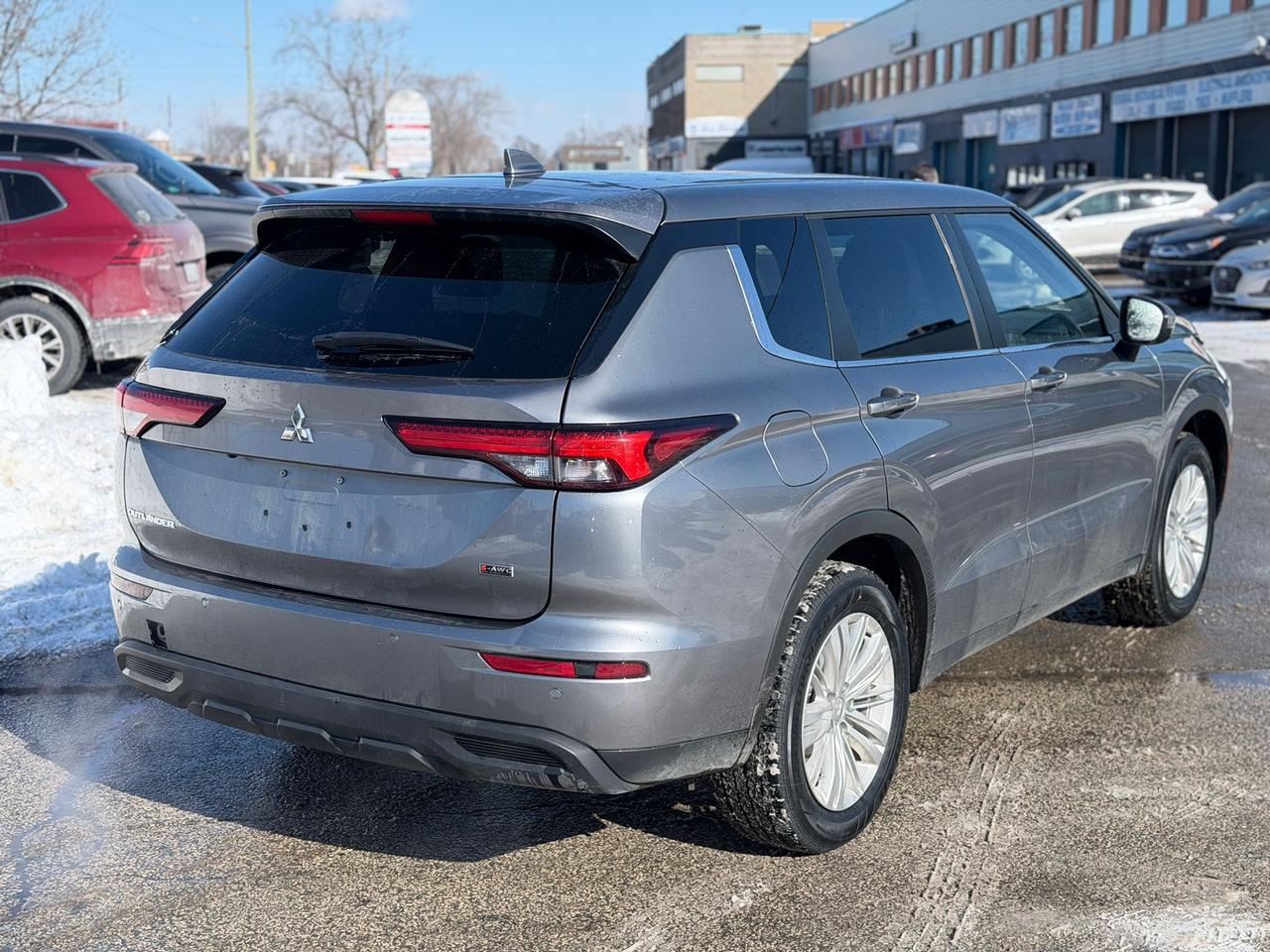 2022 Mitsubishi Outlander ES Photo3
