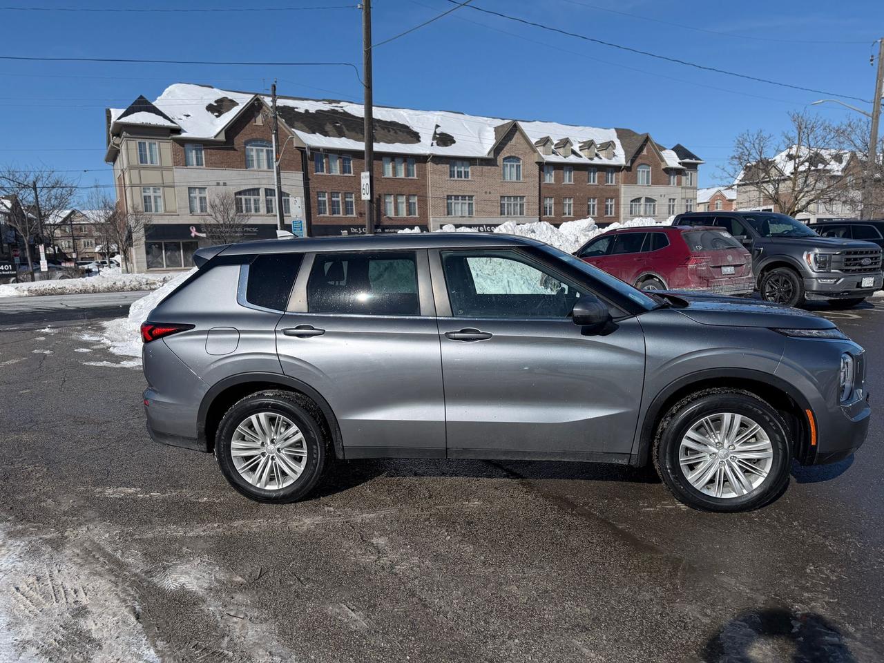 2022 Mitsubishi Outlander ES Photo2