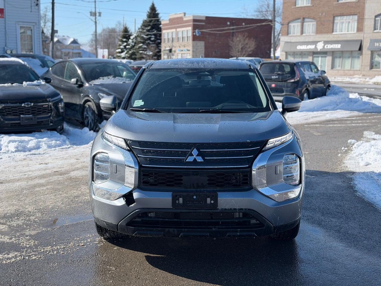 2022 Mitsubishi Outlander ES Photo4