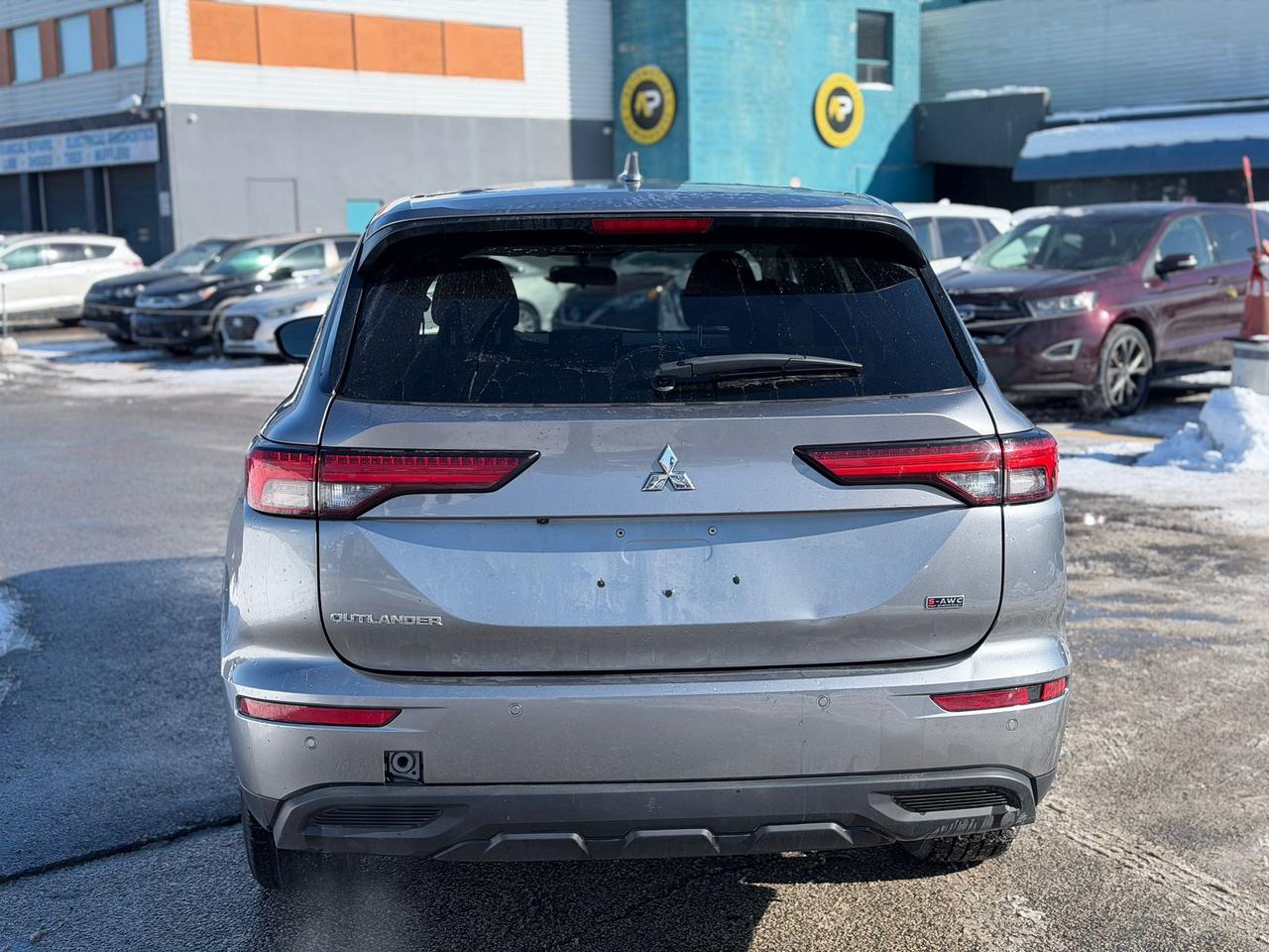 2022 Mitsubishi Outlander ES Photo