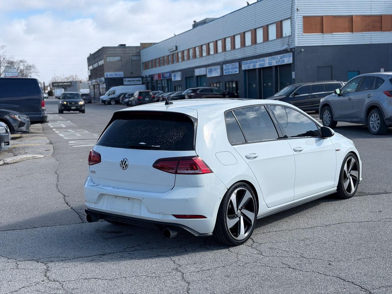 2018 Volkswagen Golf GTI SE Photo3