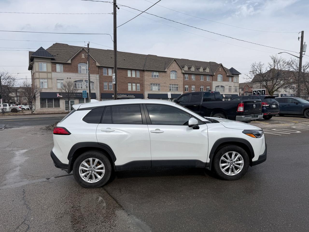 2024 Toyota Corolla Cross LE Photo3