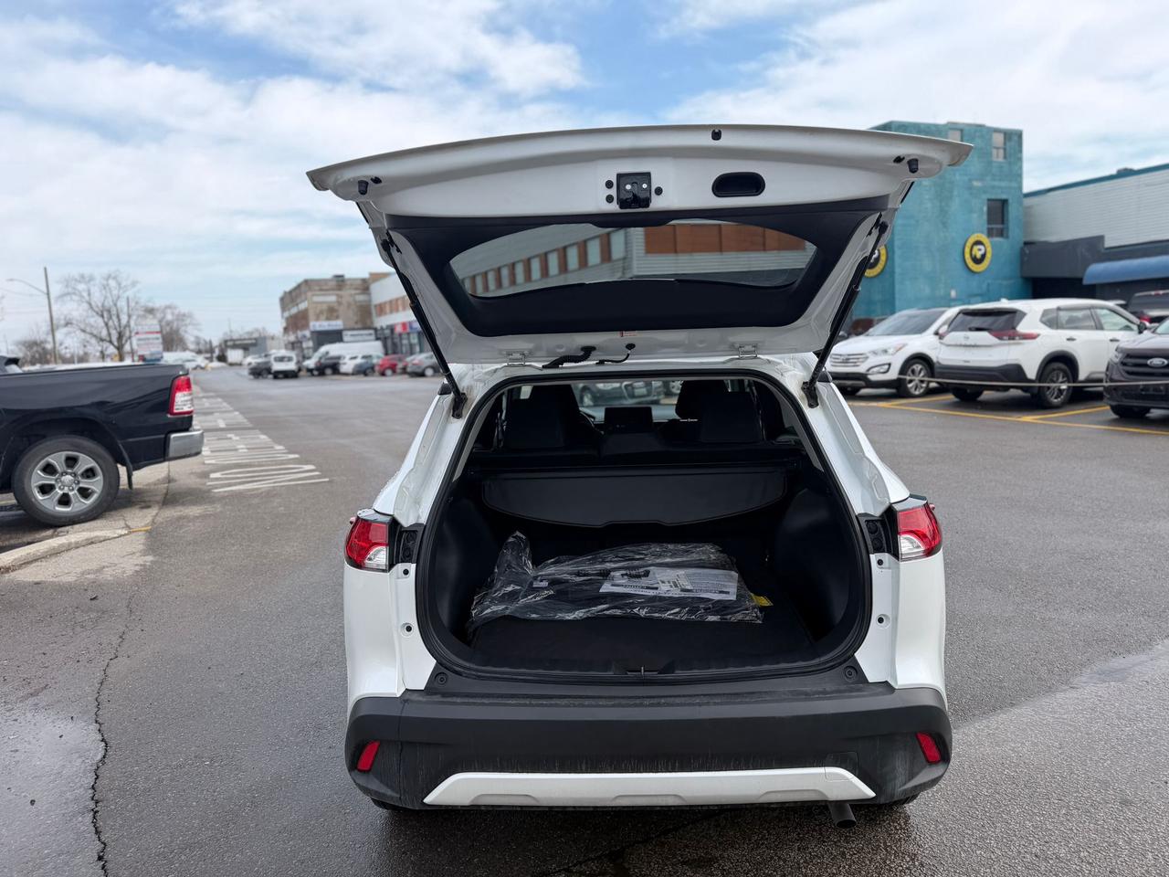 2024 Toyota Corolla Cross LE Photo