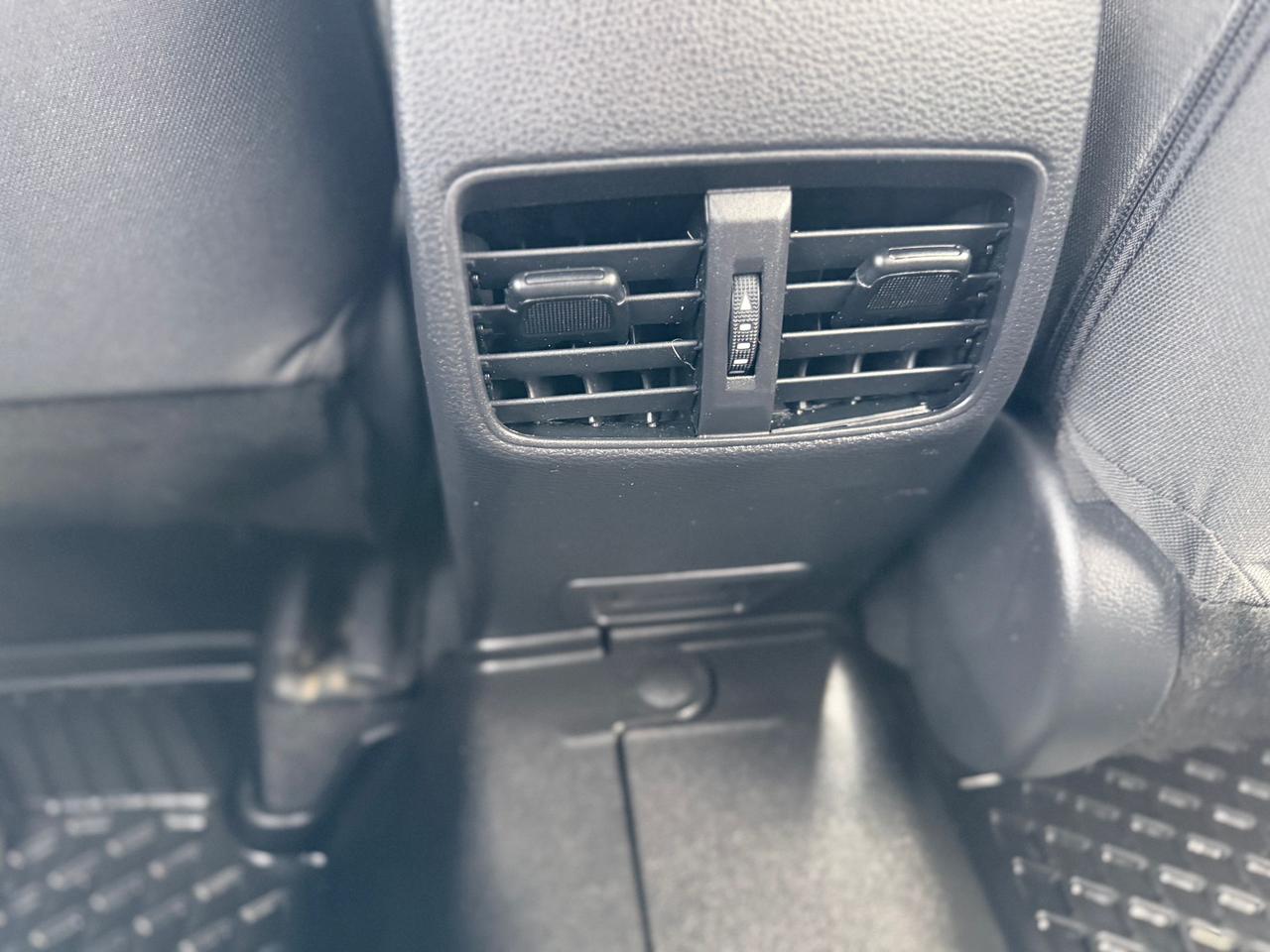 2024 Toyota Corolla Cross LE Photo