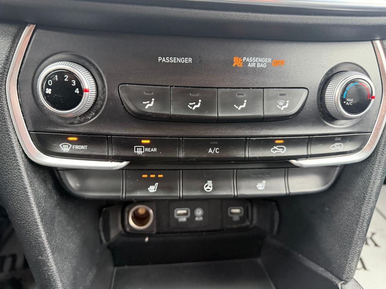 2020 Hyundai Santa Fe SE 2.4 Photo