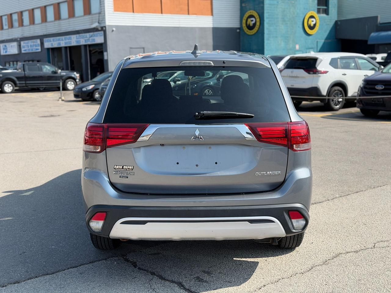 2019 Mitsubishi Outlander ES Photo