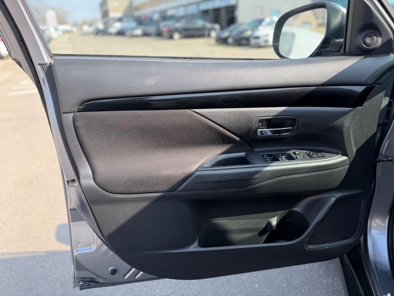 2019 Mitsubishi Outlander ES Photo