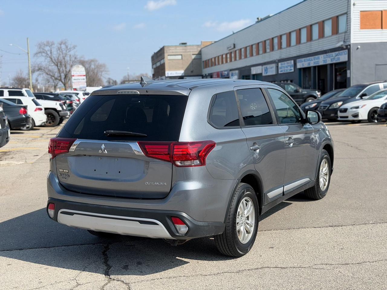 2019 Mitsubishi Outlander ES Photo3