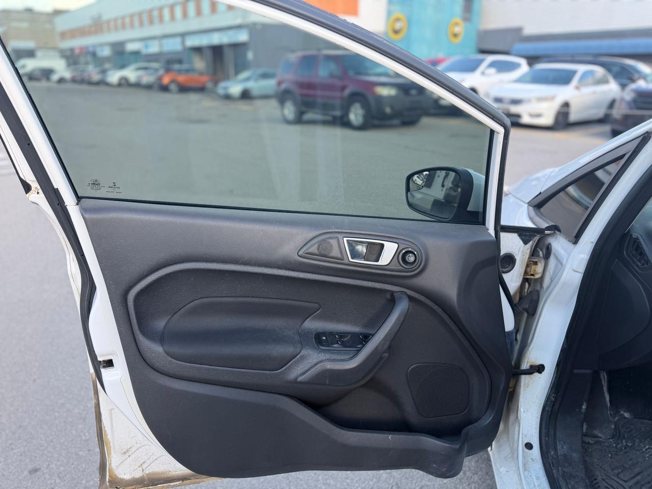 2014 Ford Fiesta SE Photo