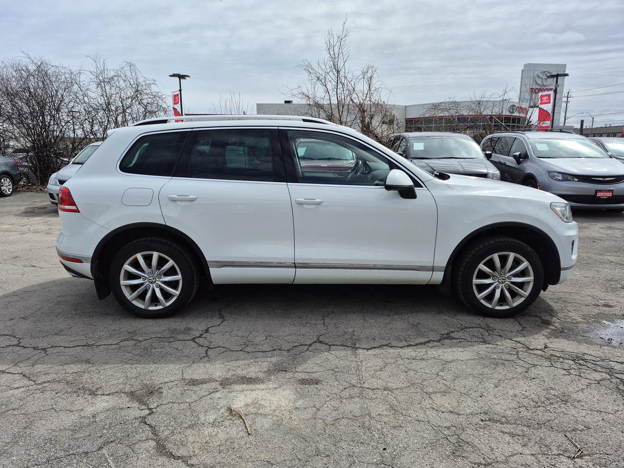 2016 Volkswagen Touareg Lux Photo3