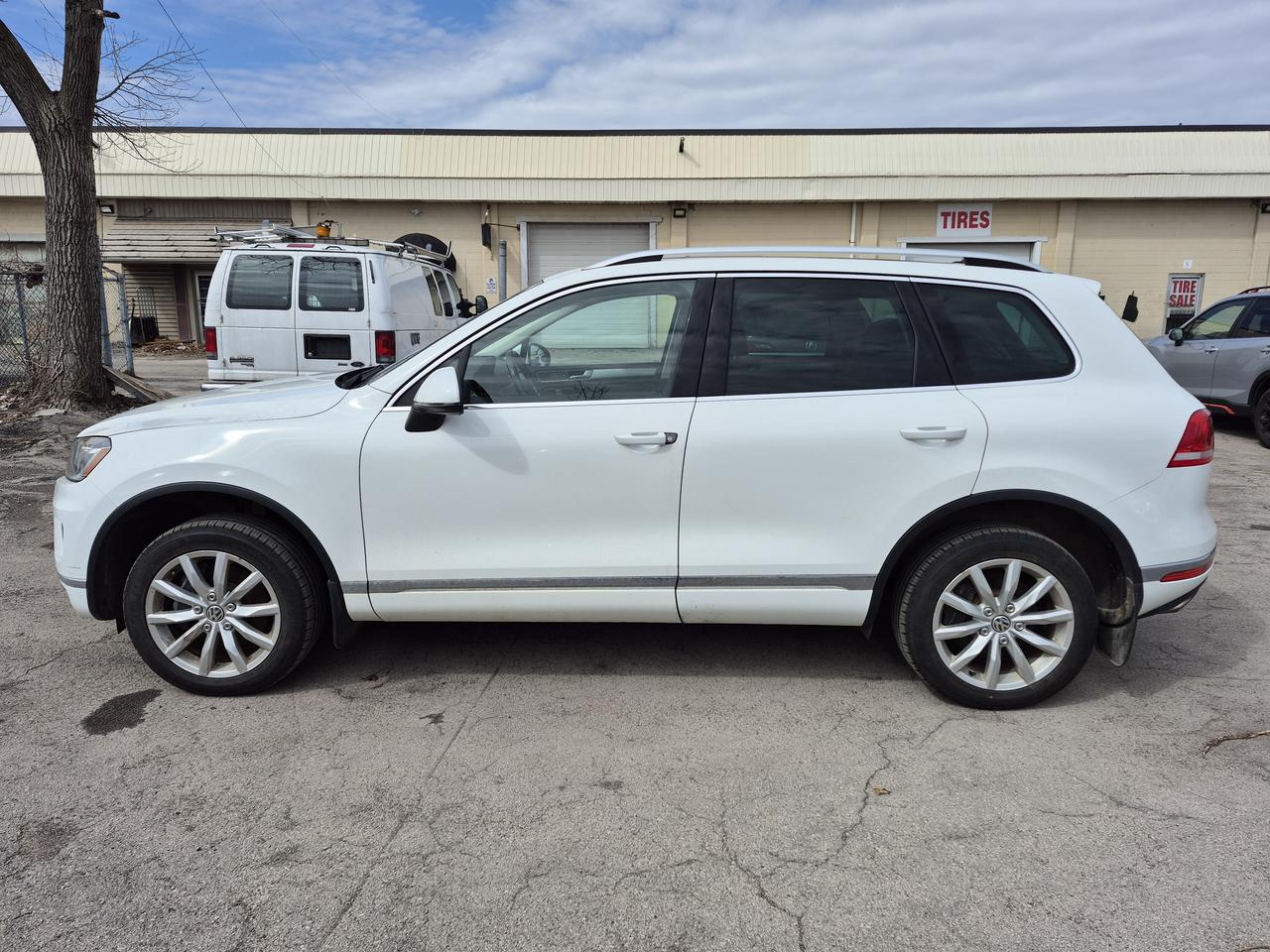 2016 Volkswagen Touareg Lux Photo