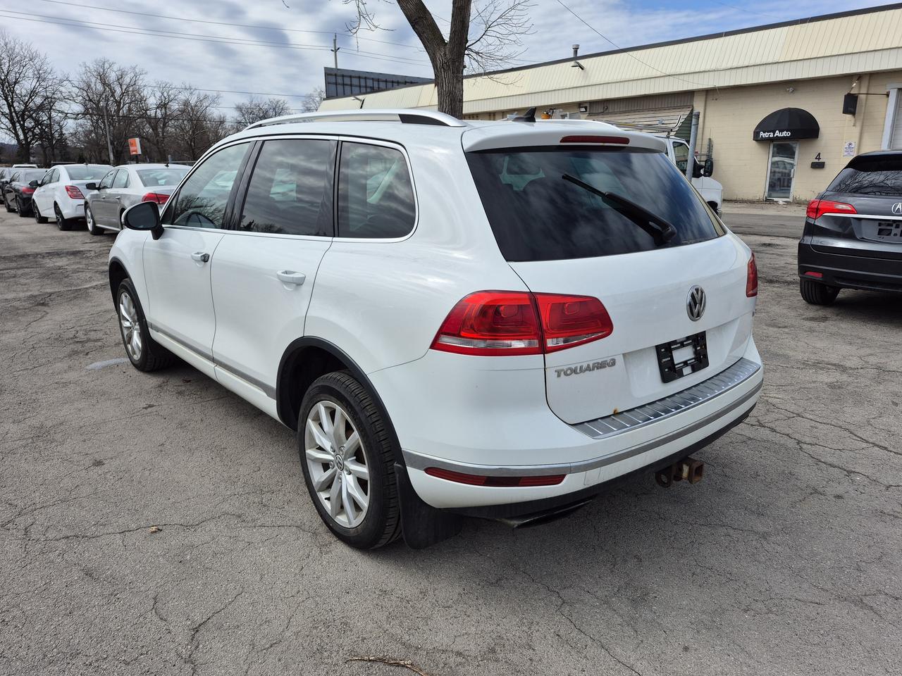 2016 Volkswagen Touareg Lux Photo