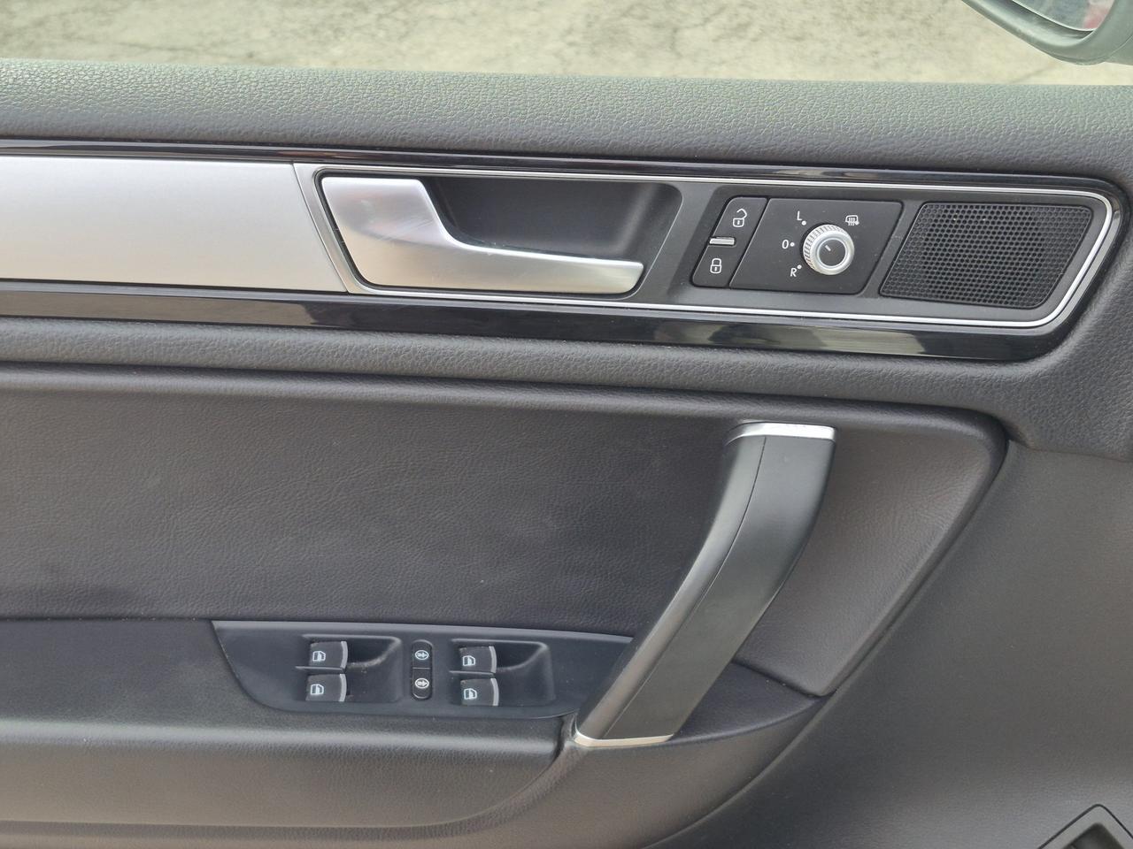 2016 Volkswagen Touareg Lux Photo