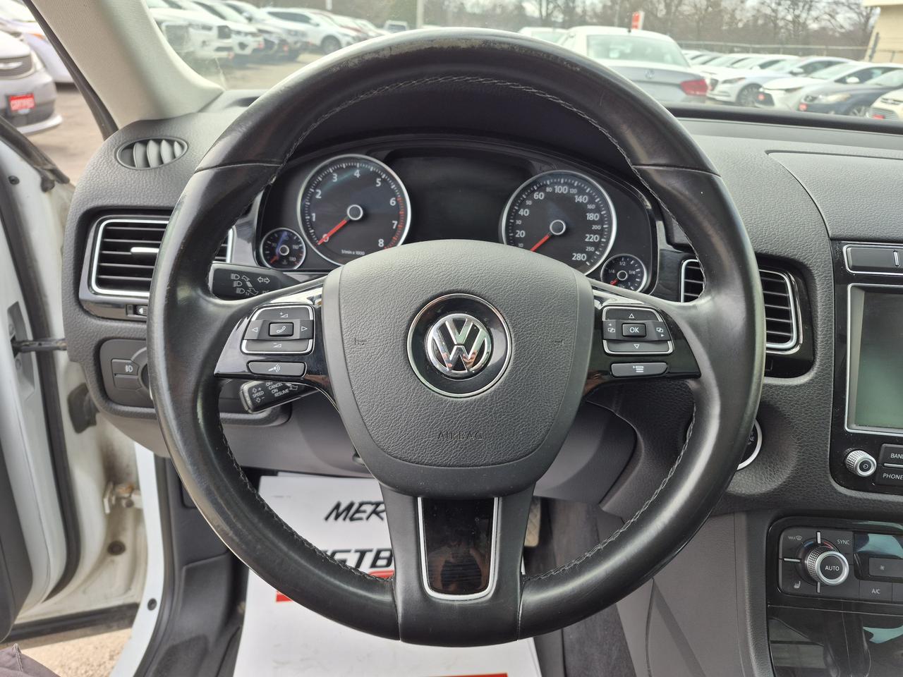 2016 Volkswagen Touareg Lux Photo