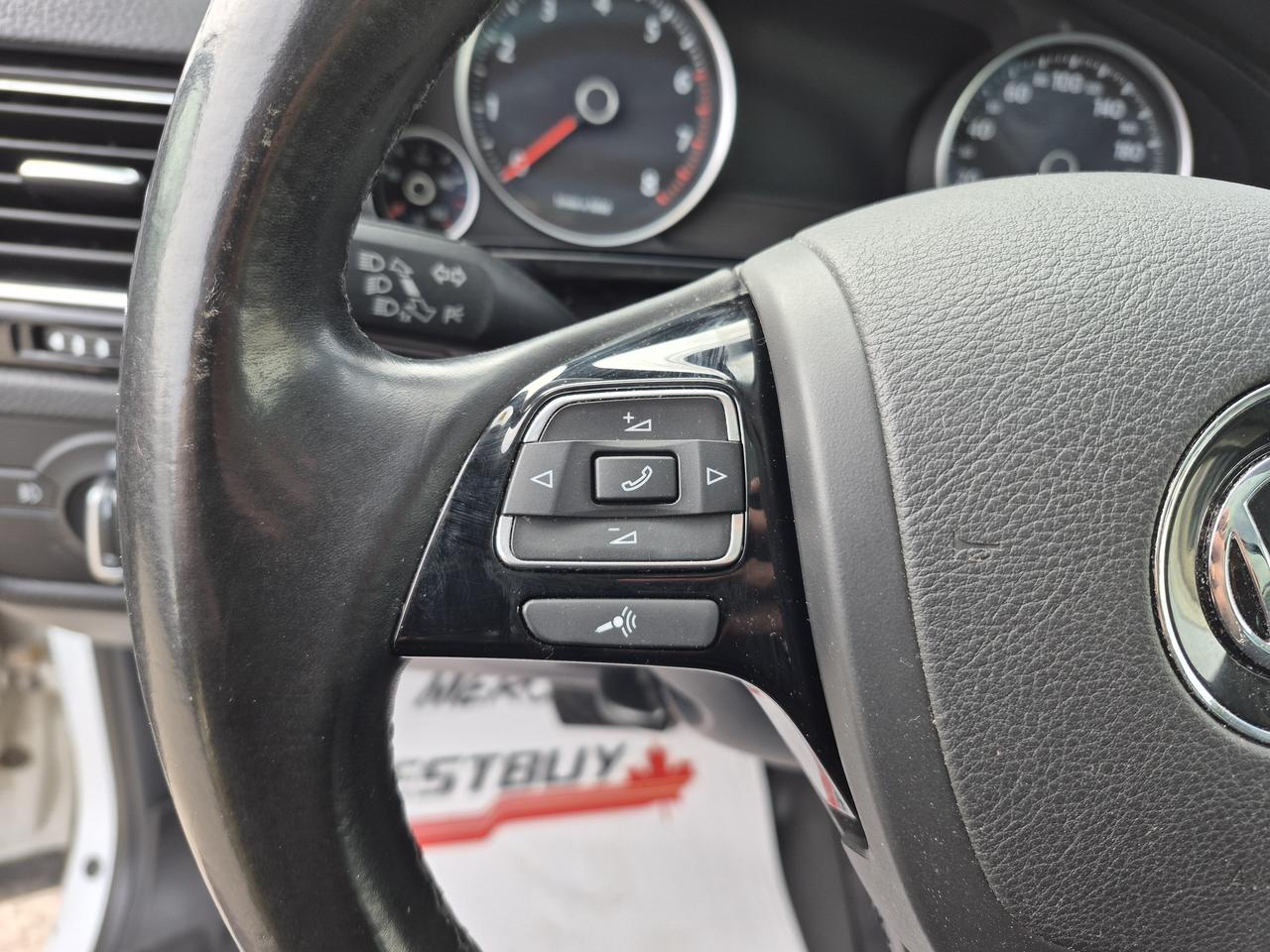 2016 Volkswagen Touareg Lux Photo