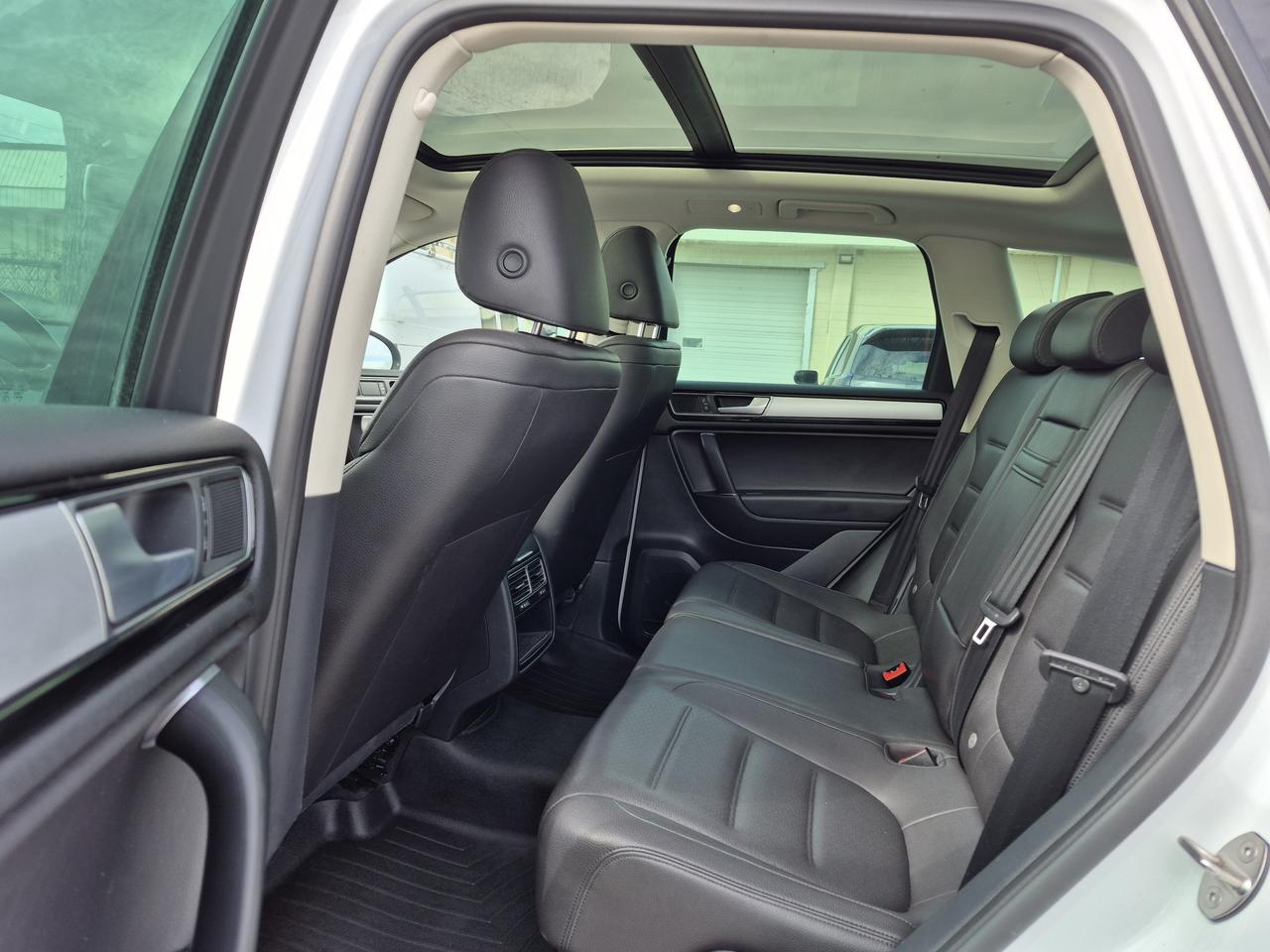 2016 Volkswagen Touareg Lux Photo