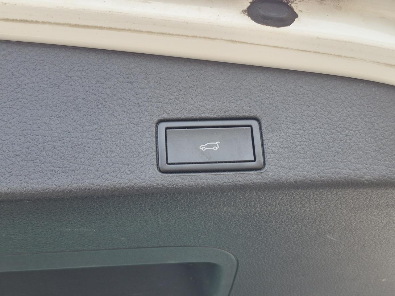 2016 Volkswagen Touareg Lux Photo