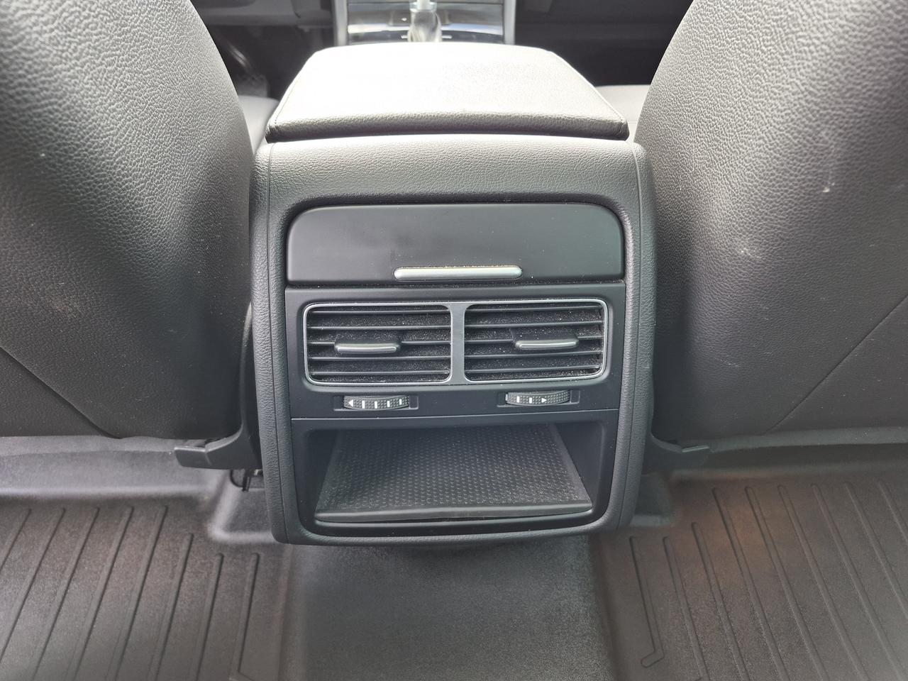 2016 Volkswagen Touareg Lux Photo