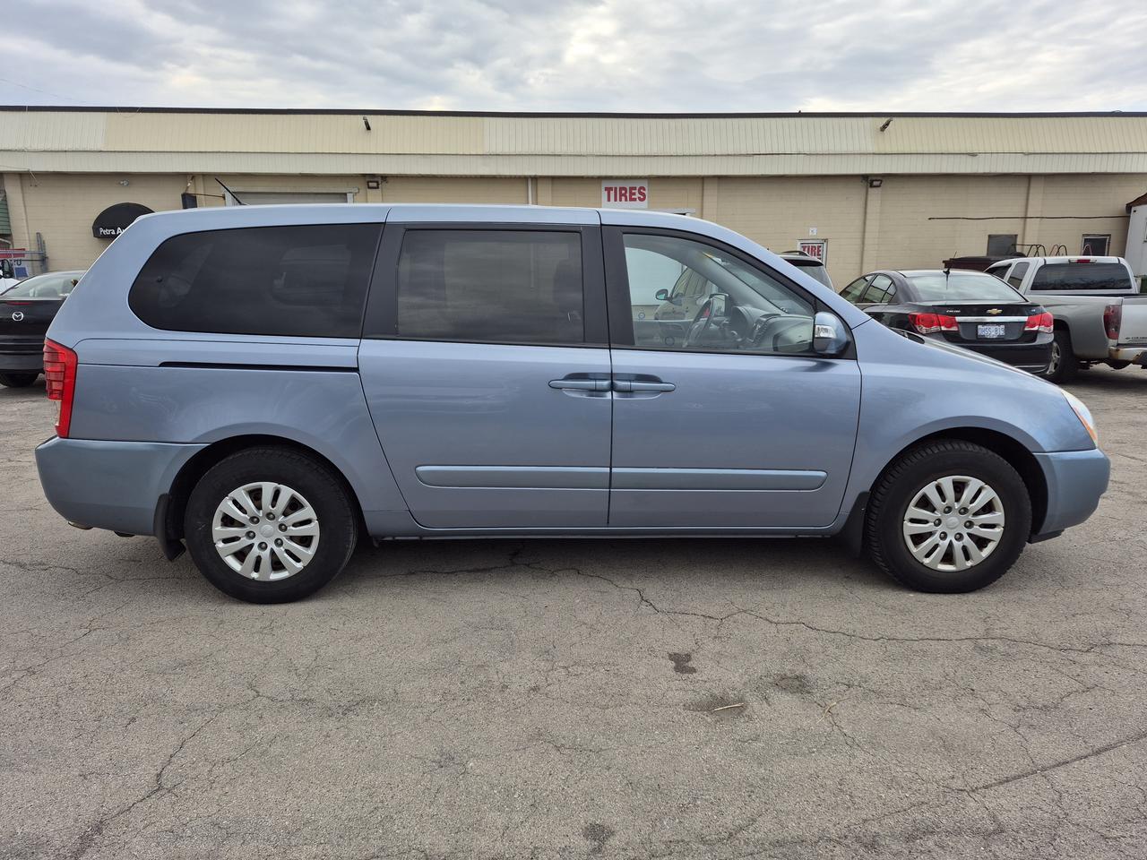 2012 Kia Sedona LX Photo3