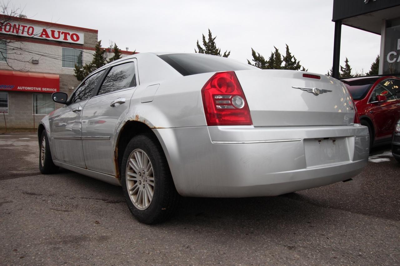 2010 Chrysler 300 Touring V6 3.5L Photo