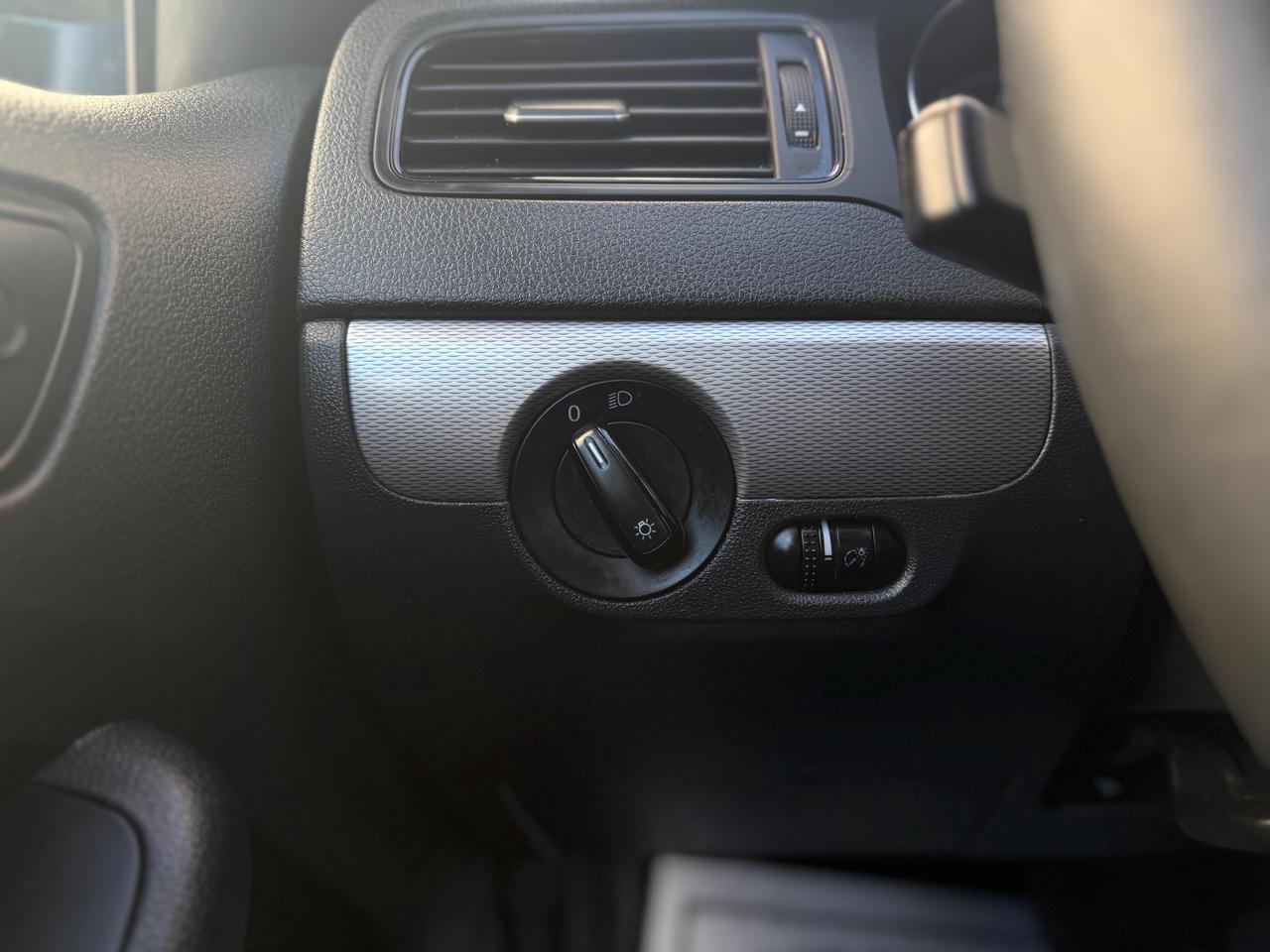 2017 Volkswagen Jetta TRENDLINE PLUS Photo