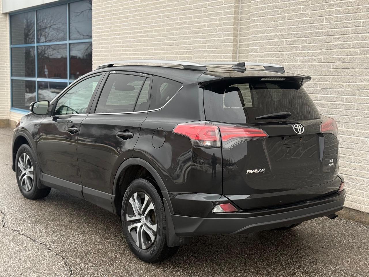 2017 Toyota RAV4 LE AWD Photo3