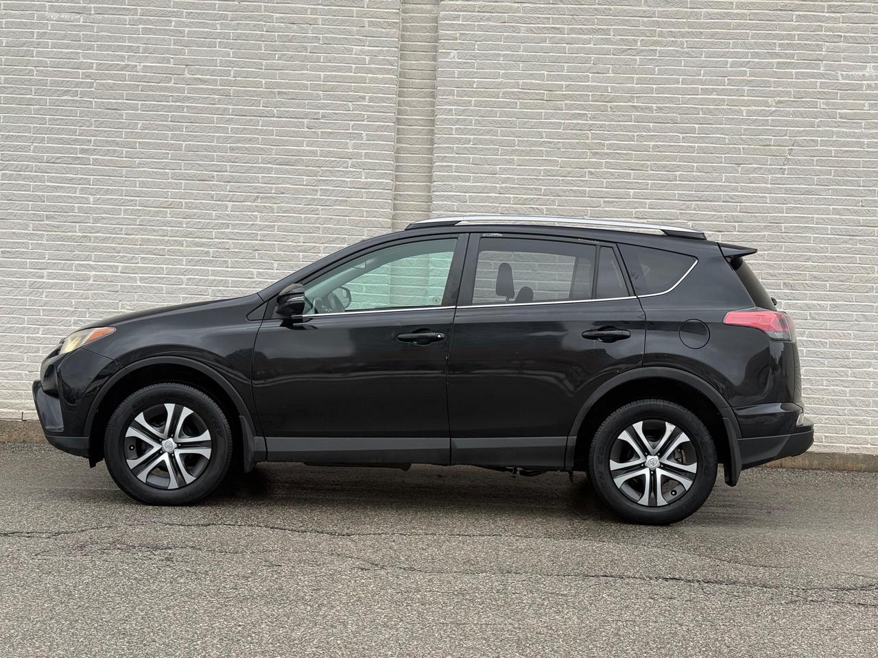 2017 Toyota RAV4 LE AWD Photo