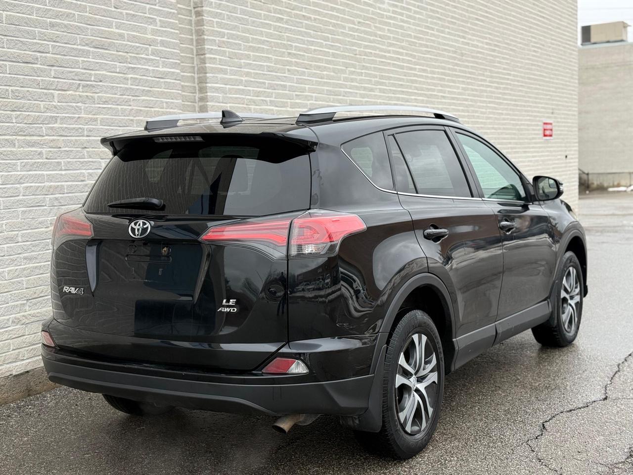2017 Toyota RAV4 LE AWD Photo